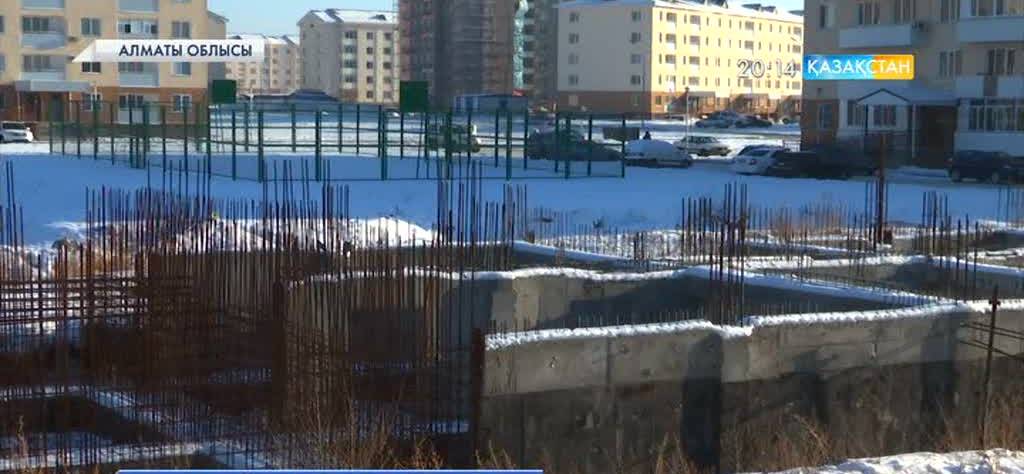 Талдықорғанда «Нұрлы жол» бағдарламасымен салынуы тиіс көпқабатты бес үйдің құрылысы тоқтап тұр