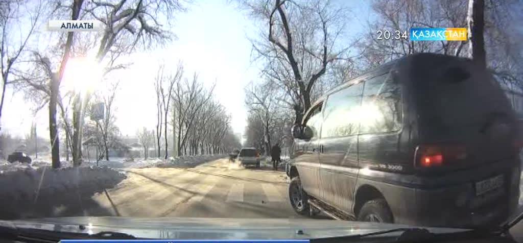 Алматыда көліктің алдына қасақана құлап, жүргізушілерден ақша бопсалаушылар көбейді